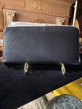 Louie Vuitton Epi long wallet